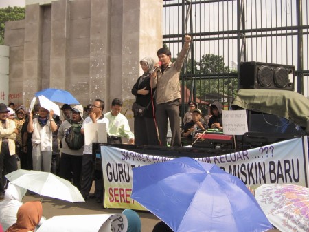 Berorasi di depan ribuan Guru bantu DKI Jakarta